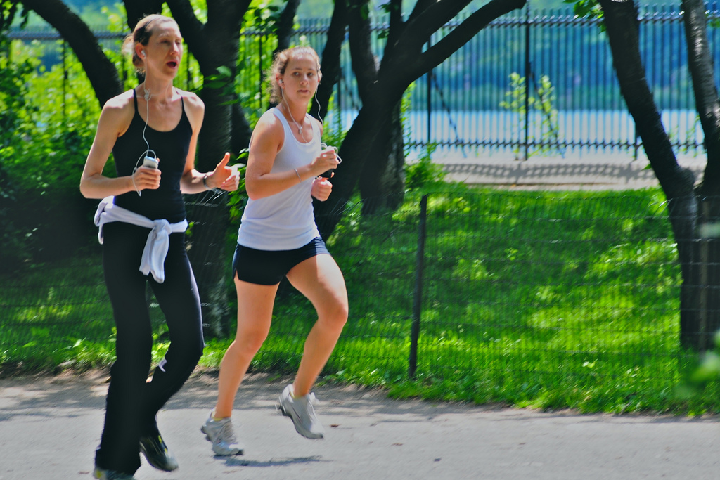 Auf dem Bild sind zwei Frauen zu sehen die gerade joggen