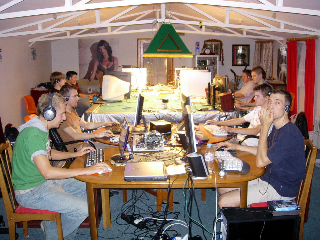 Auf dem Bild sind Computer-Spieler bei einer LAN Party zu sehen