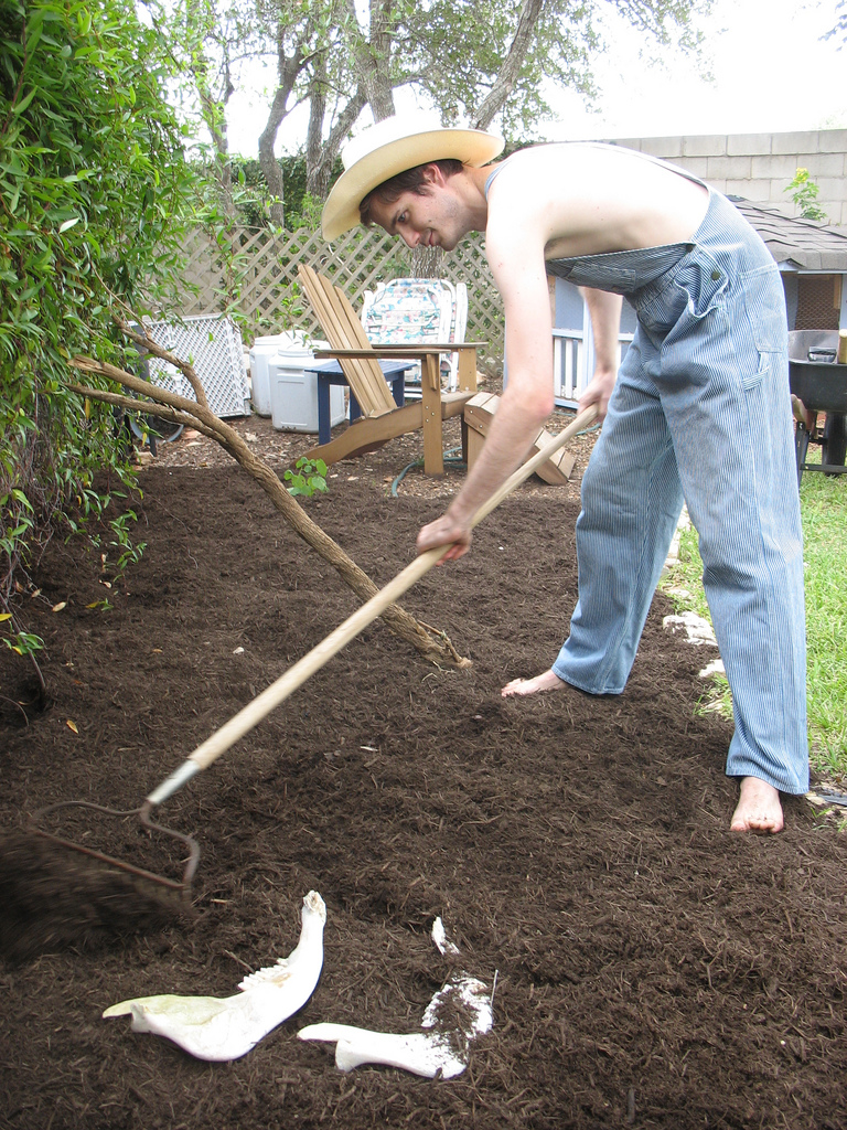 Auf dem Bild ist ein Mann zu sehen der Gartenarbeit macht