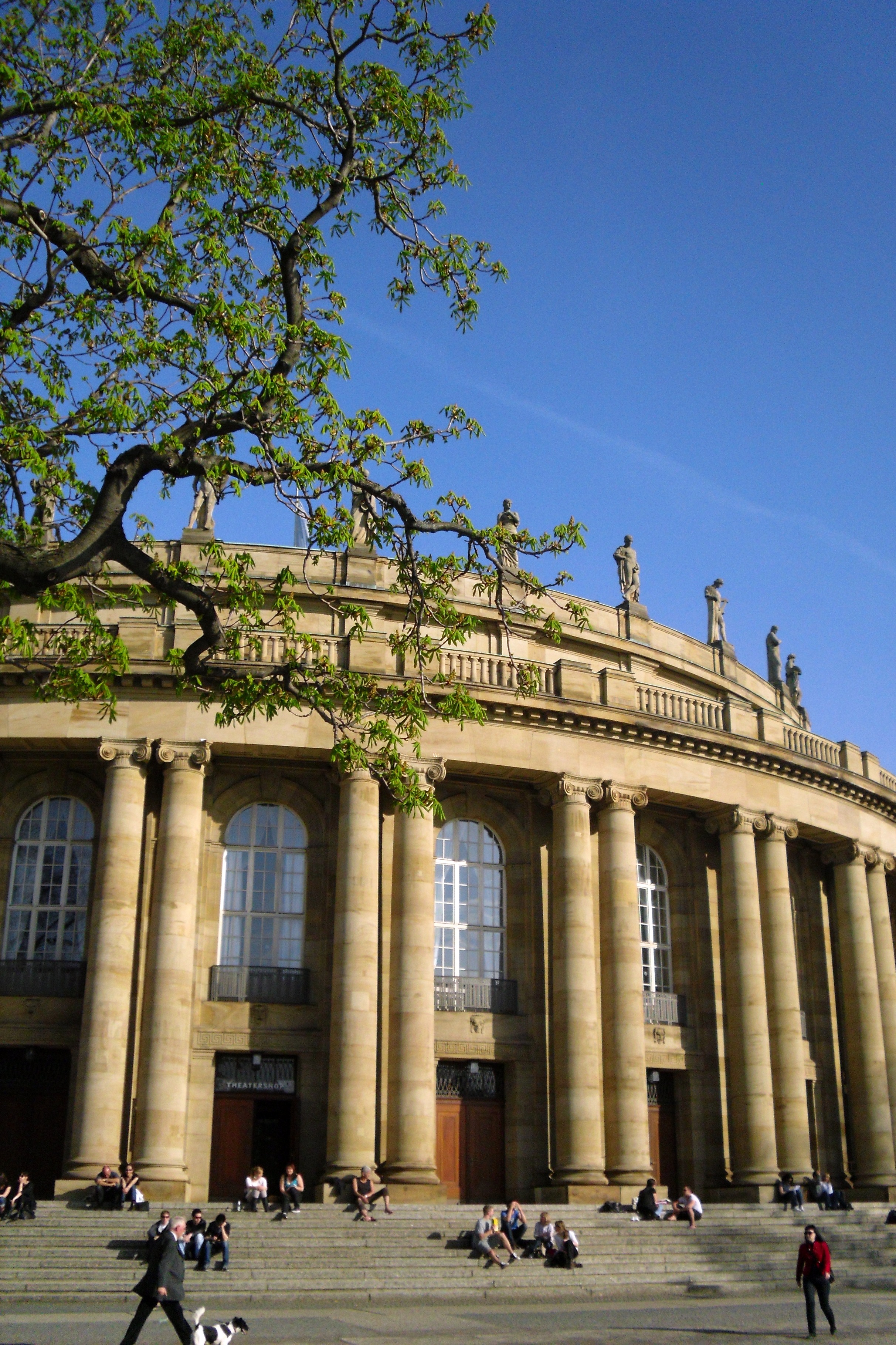 Auf dem Bild ist das Stuttgarter Staatstheater.