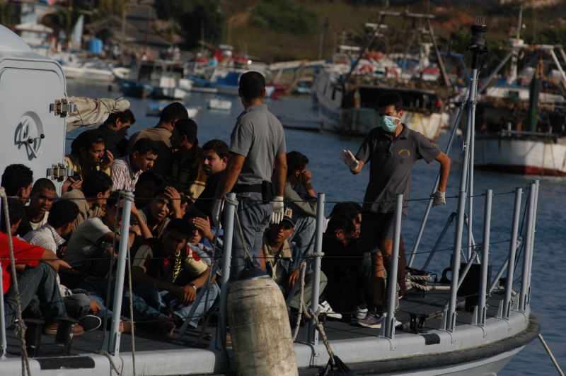 Auf dem Bild sind Immigranten auf einem Schiff
