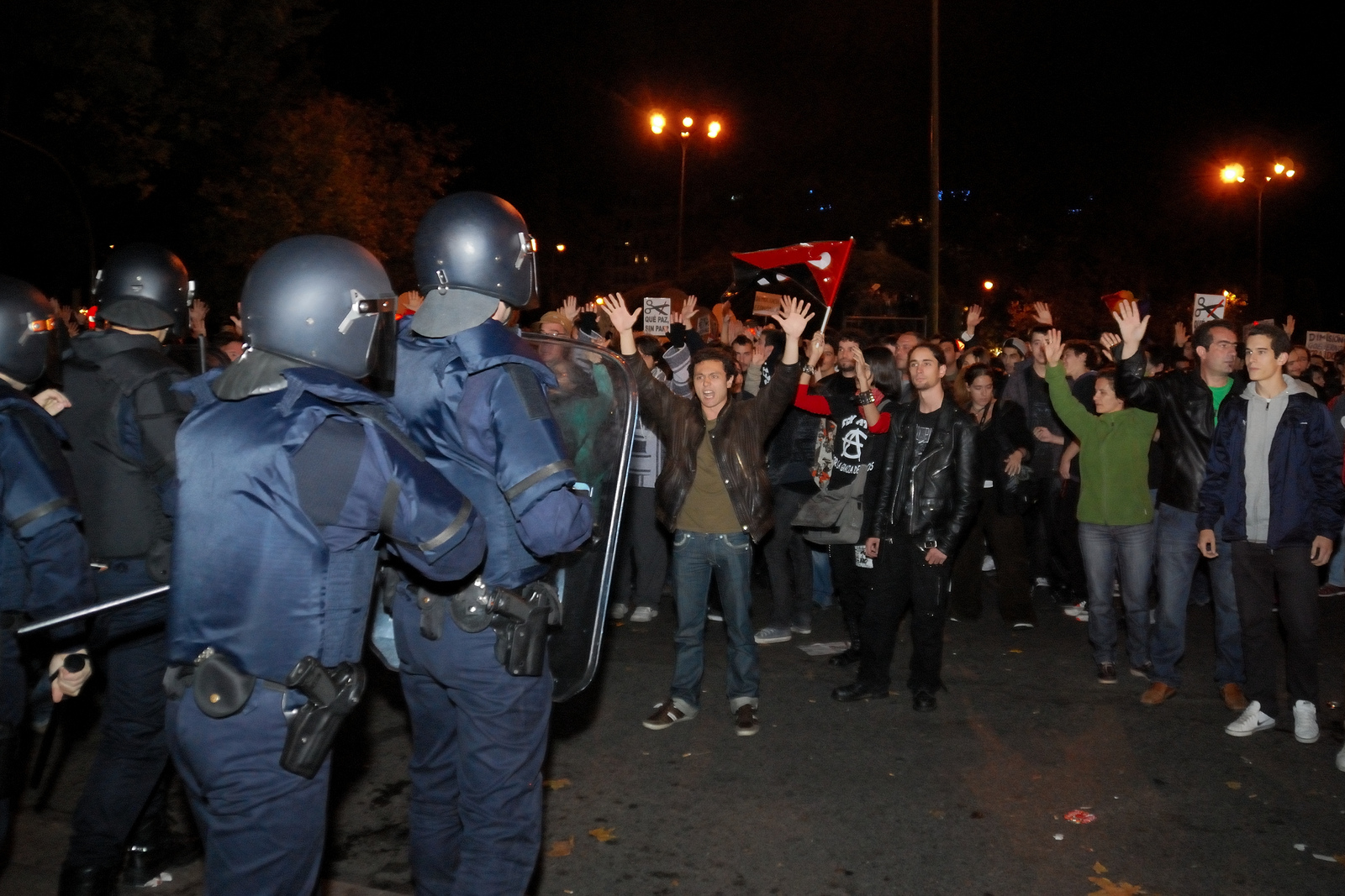 Auf dem Bild sind Demonstranten und Polizisten zu sehen