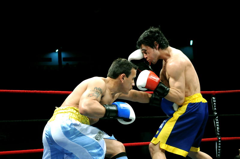 Auf dem Bild sind zwei Boxer zu sehen. Einer macht einen Tiefschlag.