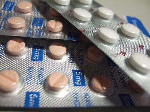 Auf dem Bild sieht man Pillen in einer Verpackung