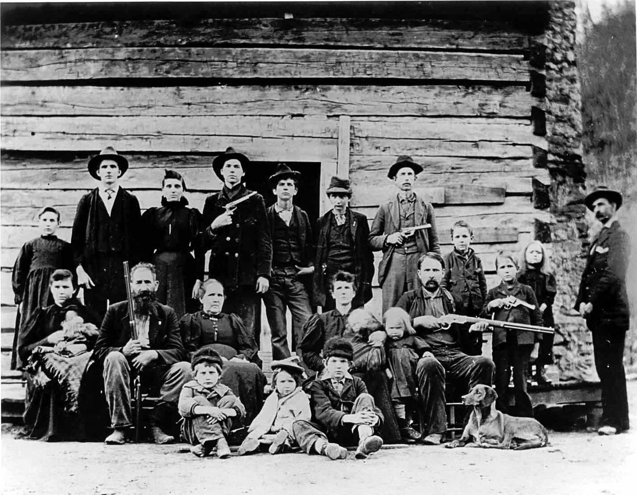 Auf dem Bild ist Der Hatfield Clan im Jahr 1897 zu sehen
