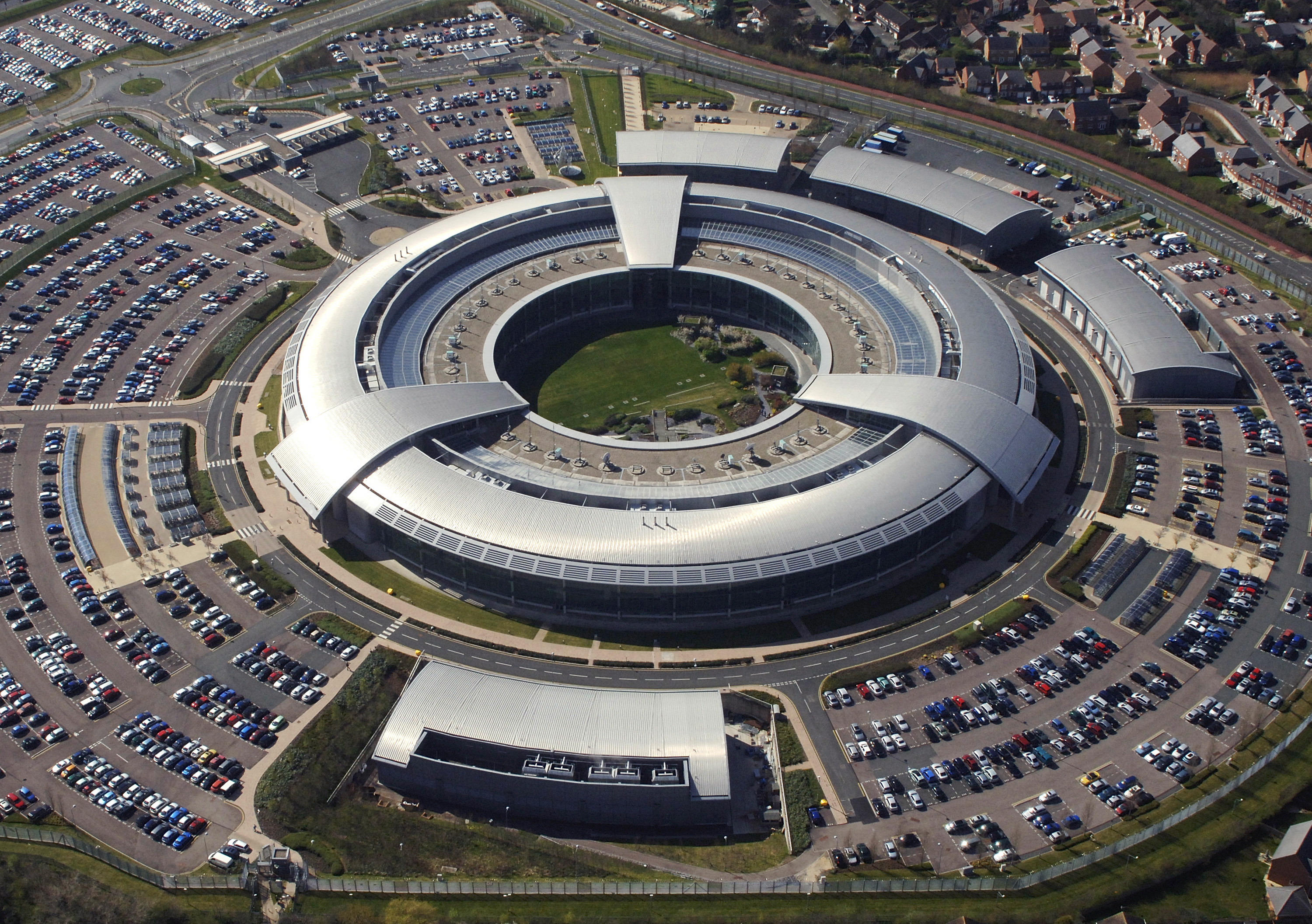Auf dem Bild ist ein großes Gebäude. Es sieht aus wie ein großer Kringel. Es ist das Hauptquatier vom Geheimdienst GCHQ