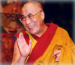 Auf dem Bild ist der Dalai Lama zu sehen