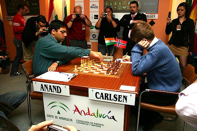 Auf dem Bild sind Magnus Carlsen und Viswanathan Anand bei einem Schach Wettkampf zu sehen