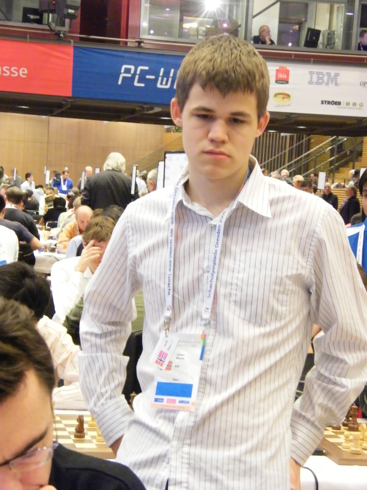 Auf dem Bild ist Magnus Carlsen zu sehen