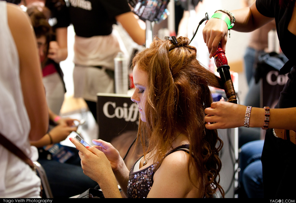 Auf dem Bild ist eine Frau beim Haare frisieren zu sehen