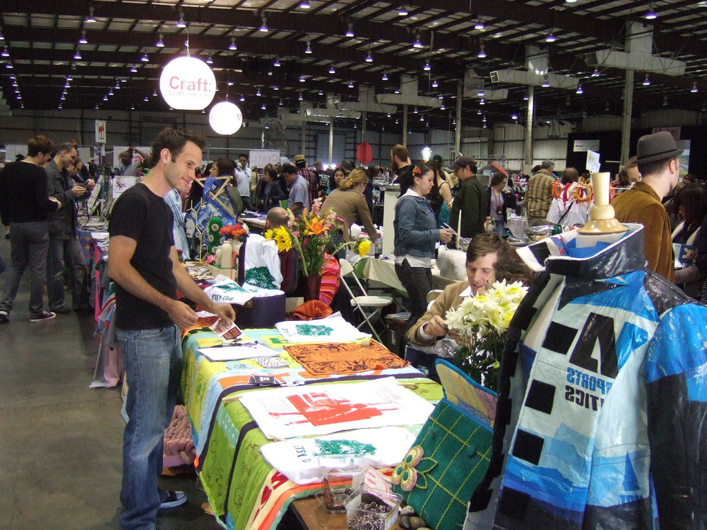 Auf dem Bild sind Personen bei der Maker Fair 2007 zu sehen