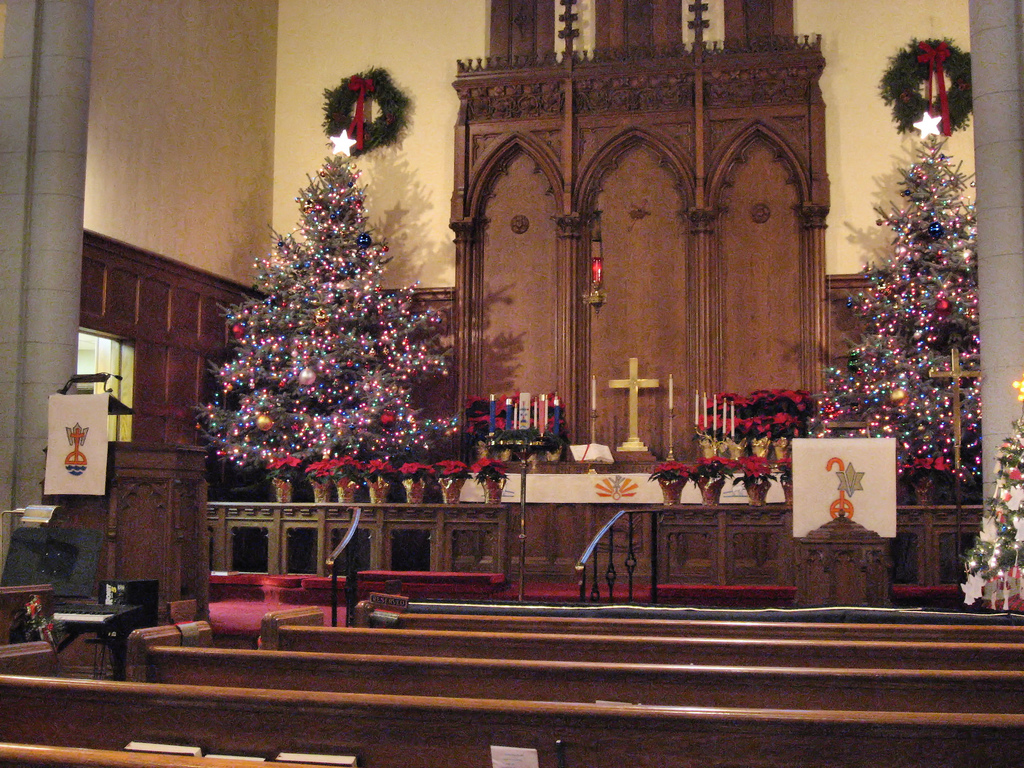 Datei:Weihnachtsbaum-Kirche.jpg