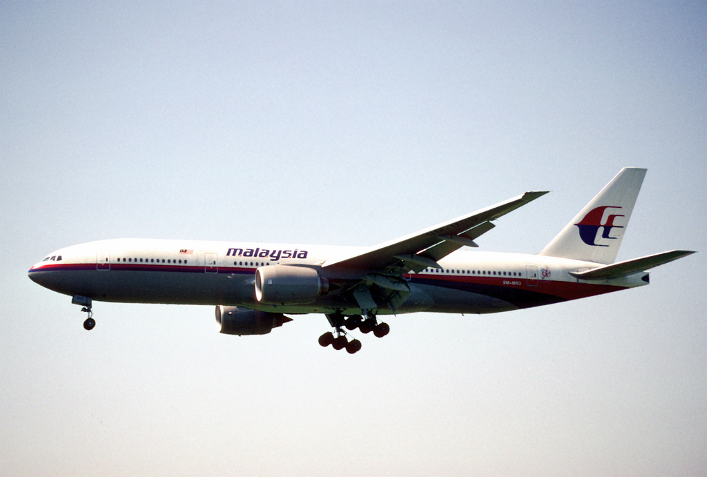 Auf dem Bild ist ein Flugzeug der Malaysia Airlines zu sehen (Boeing 777-2H6ER)