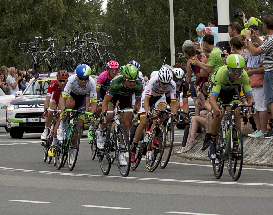Auf dem Bild sind Rad·renn·fahrer bei der Tour de France 2015 zu sehen