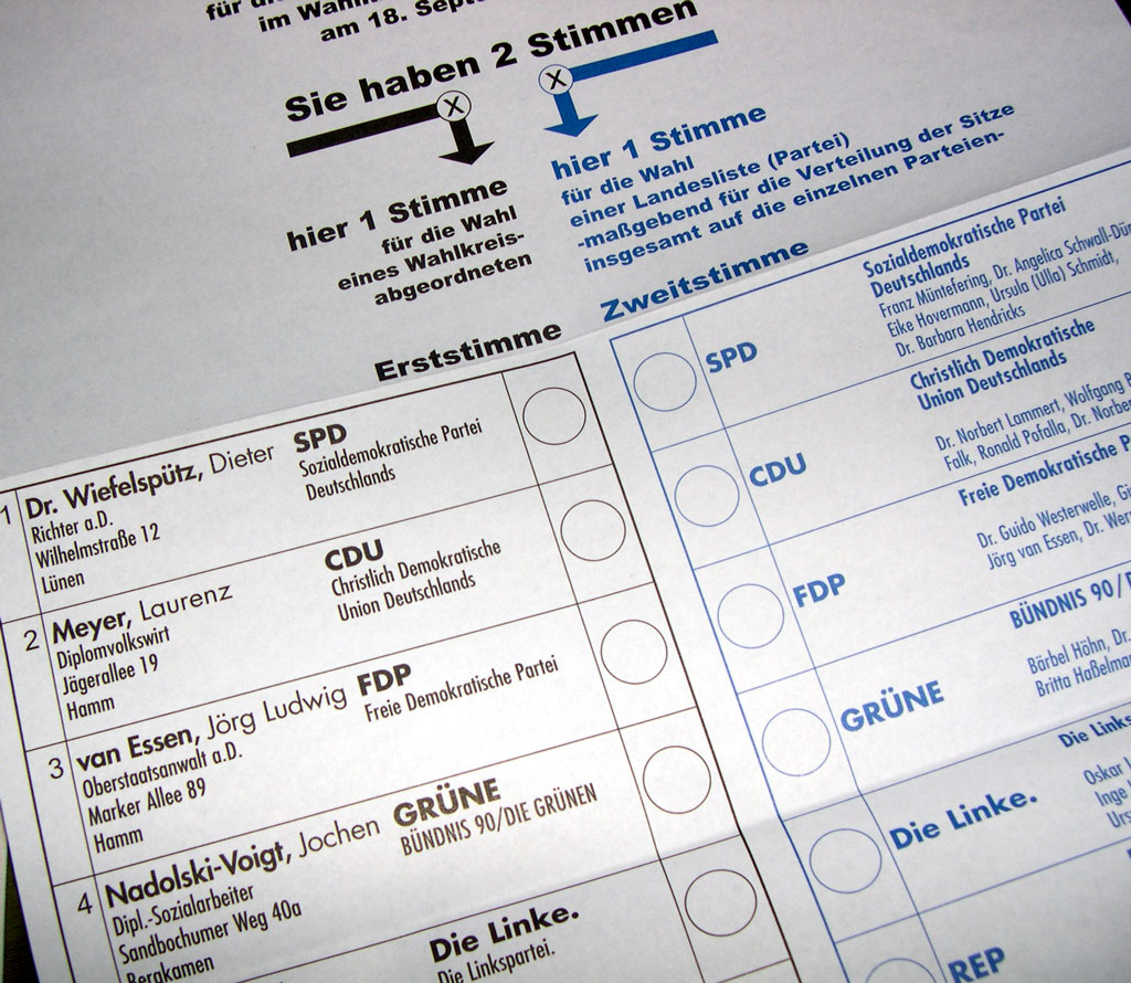 Auf dem Bild ist ein Stimmzettel zu sehen. Von der Bundestagswahl 2005.