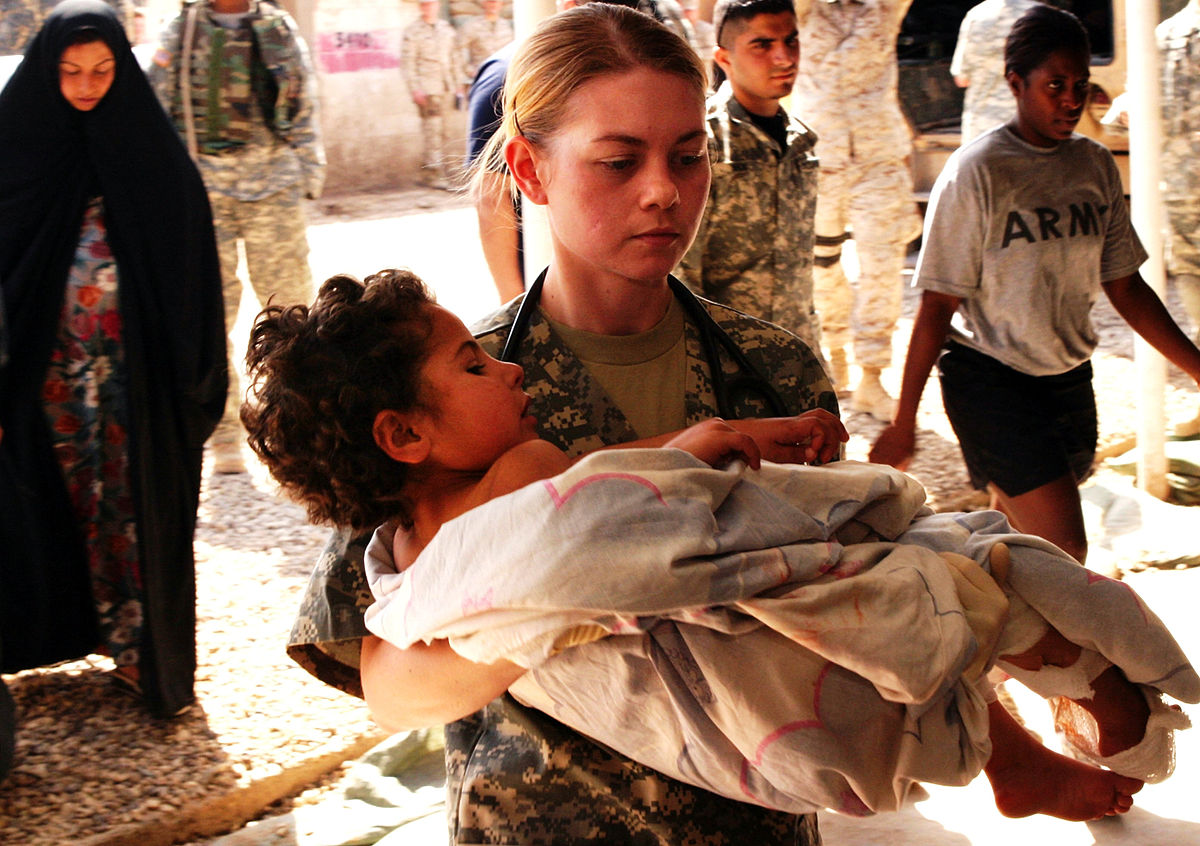 Auf dem Bild ist eine Soldatin und ein Kind zu sehen