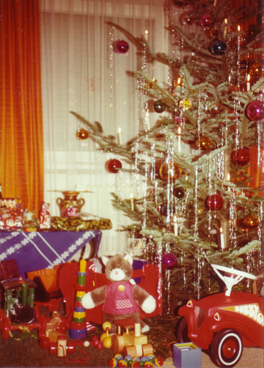Auf dem Bild ist ein weihnachts·baum Lametta zu sehen