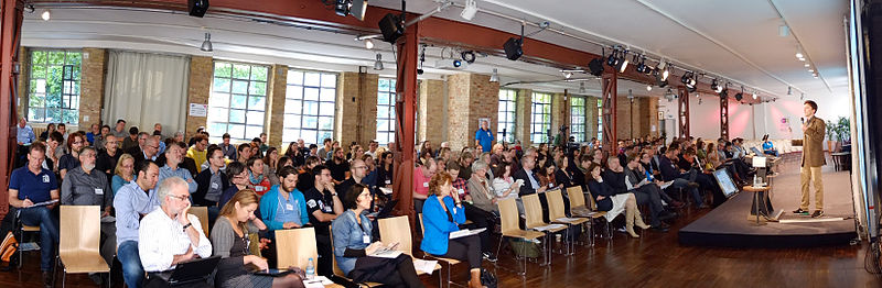 Auf dem Bild sind mehrere Personen bei der OER Konferenz im Jahr 2013 zu sehen