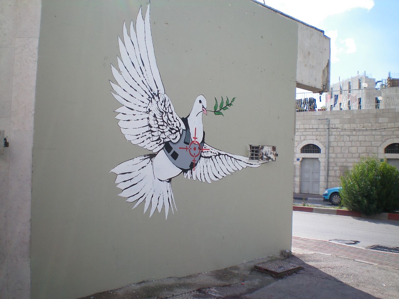 Auf dem Bild ist ein Graffiti von Banksy zu sehen, an einer Hauswand