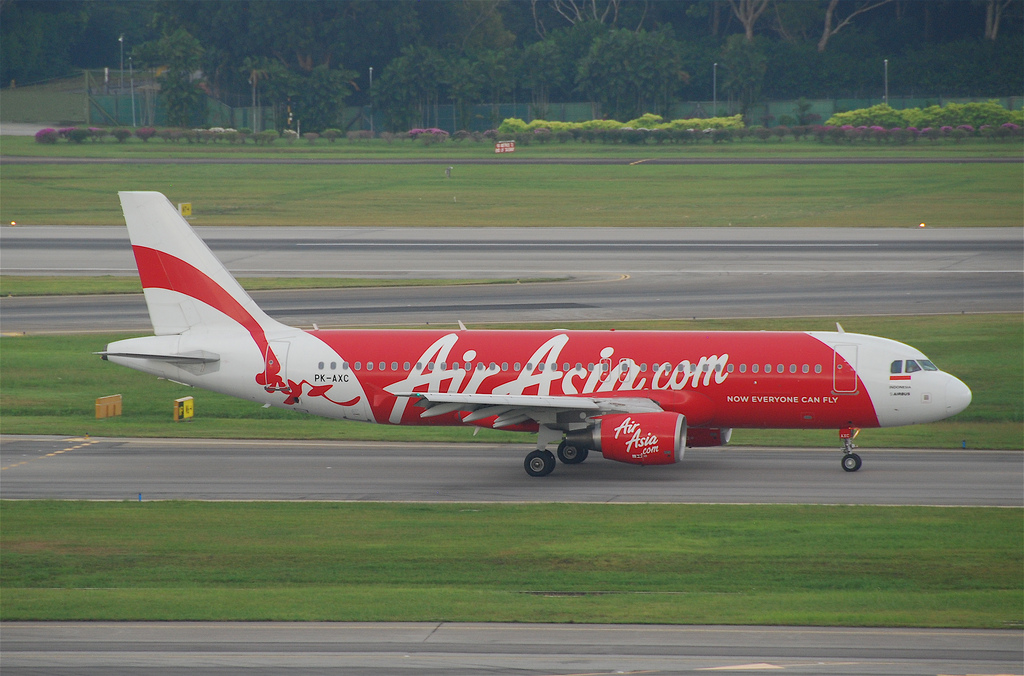 Auf dem Bild ist ein Flugzeug von Indonesia Air Asia zu sehen (Airbus A320-216)