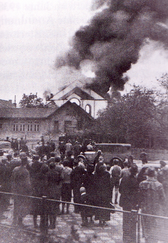 Auf dem Bild ist der Brand einer Rostocker Synagoge zu sehen