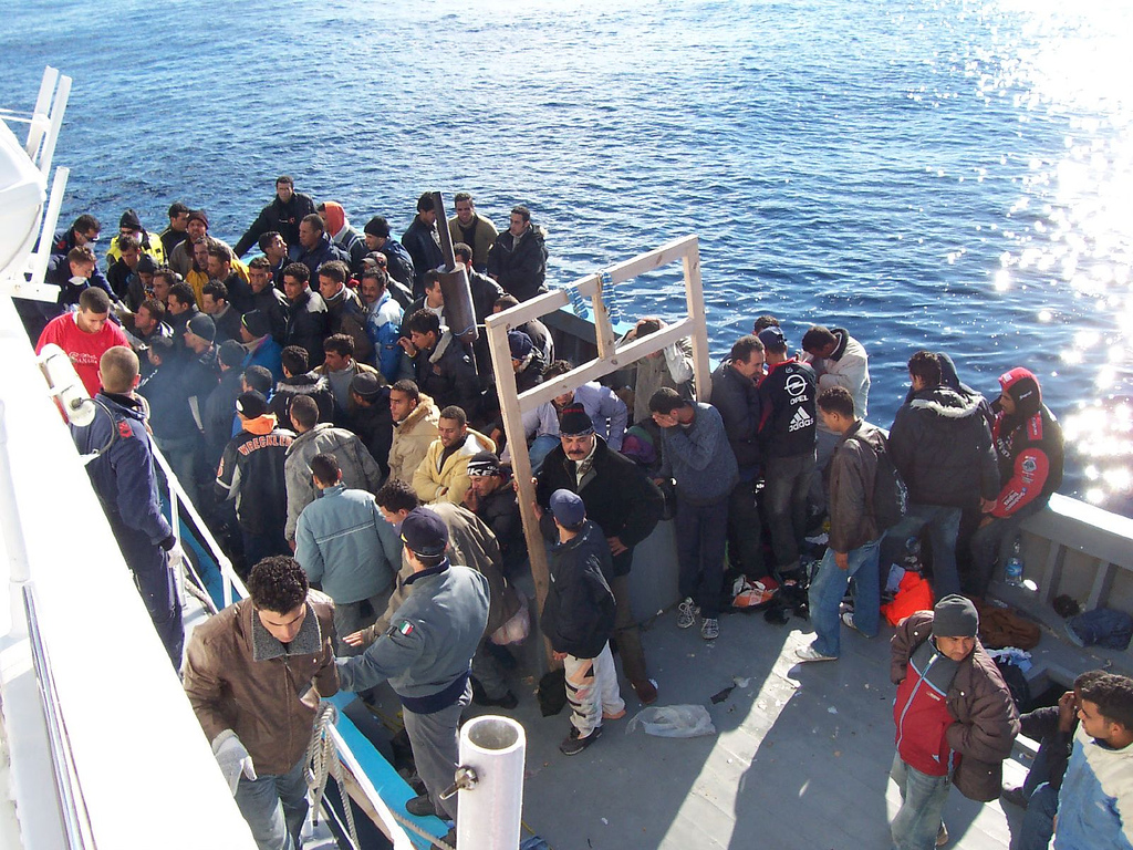 Auf dem Bild sind Boots·flüchtlinge zu sehen