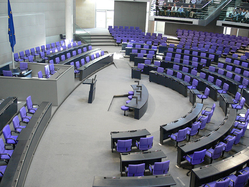Auf dem Bild ist der Plenarsaal des Bundestages zu sehen