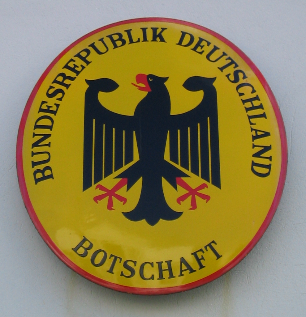 Auf dem Bild sieht man das Schild der Deutschen Botschaft in einem anderen Land