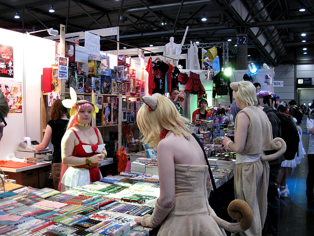 Auf dem Bild sind Personen auf einer Buchmesse zu sehen