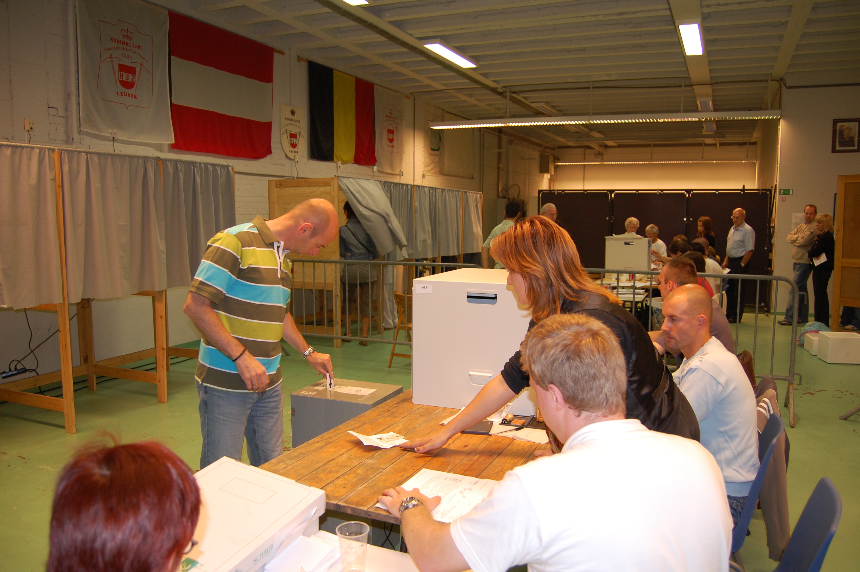 Auf dem Bild ist ein Wahl·lokal in Belgien zu sehen