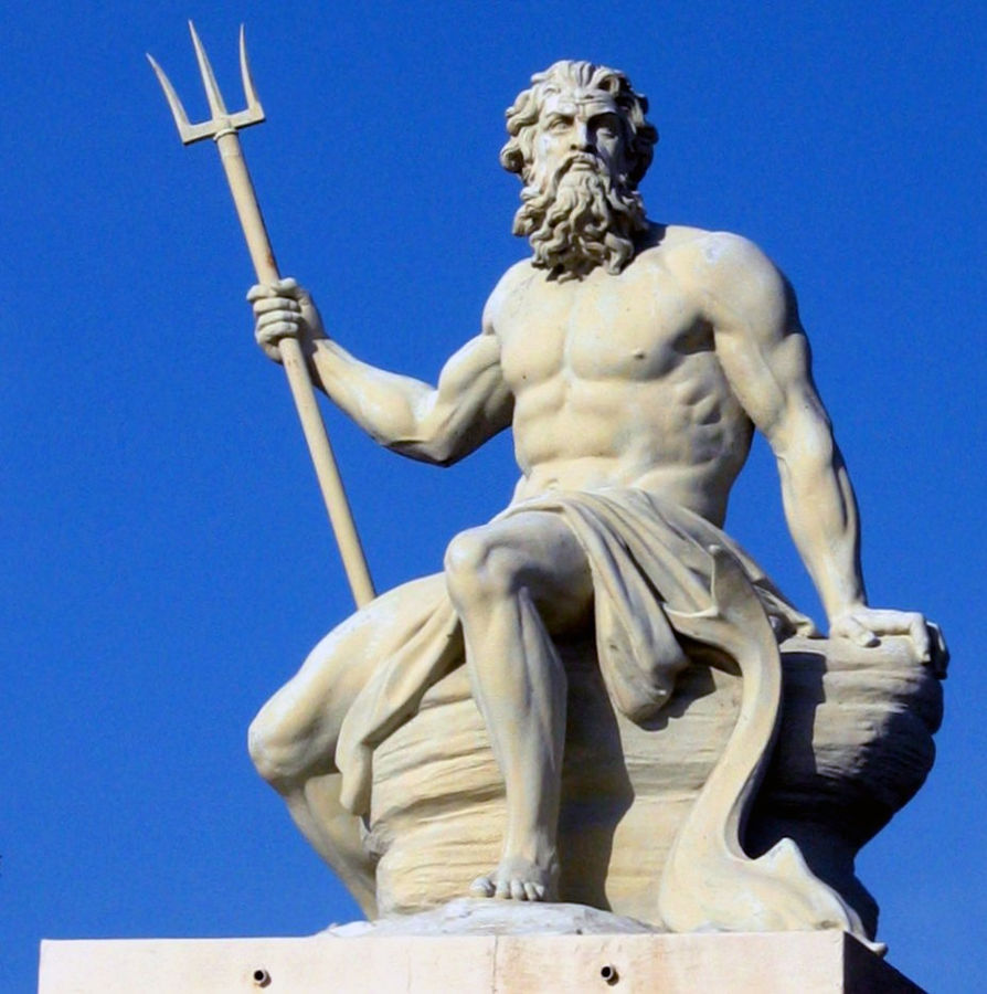 Auf dem Bild ist eine Statue. Es ist der griechische Gott Poseidon.Er sitzt auf einem Stein. In der rechten Hand hat er einen Dreizack.