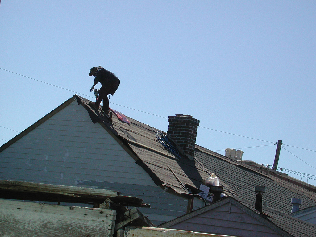 Auf dem Bild ist ein Mann auf einem Dach zu sehen