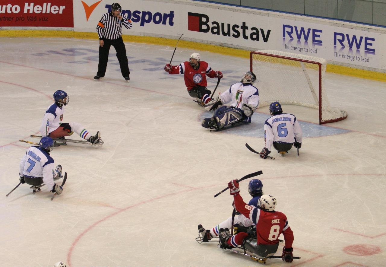 Auf dem Bild sind mehrere Sledge-Eishockey Spieler zu sehen