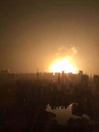 Datei:Explosion in Tianjin.jpg