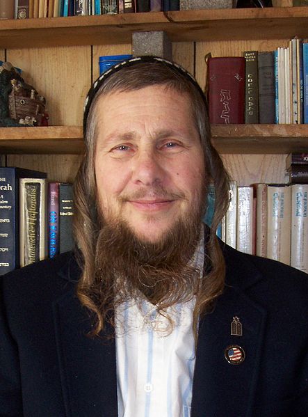 Auf dem Bild ist ein bekannter Rabbiner zu sehen. Sein Name ist Yonassan Gershom
