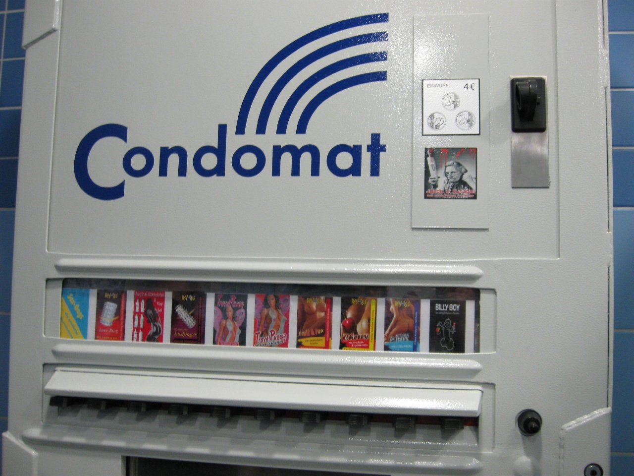 Auf dem Bild ist ein Kondomautomat zu sehen.