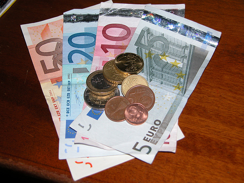 Auf dem Bild sieht man Euro-Geldscheine und Euro-Münzen