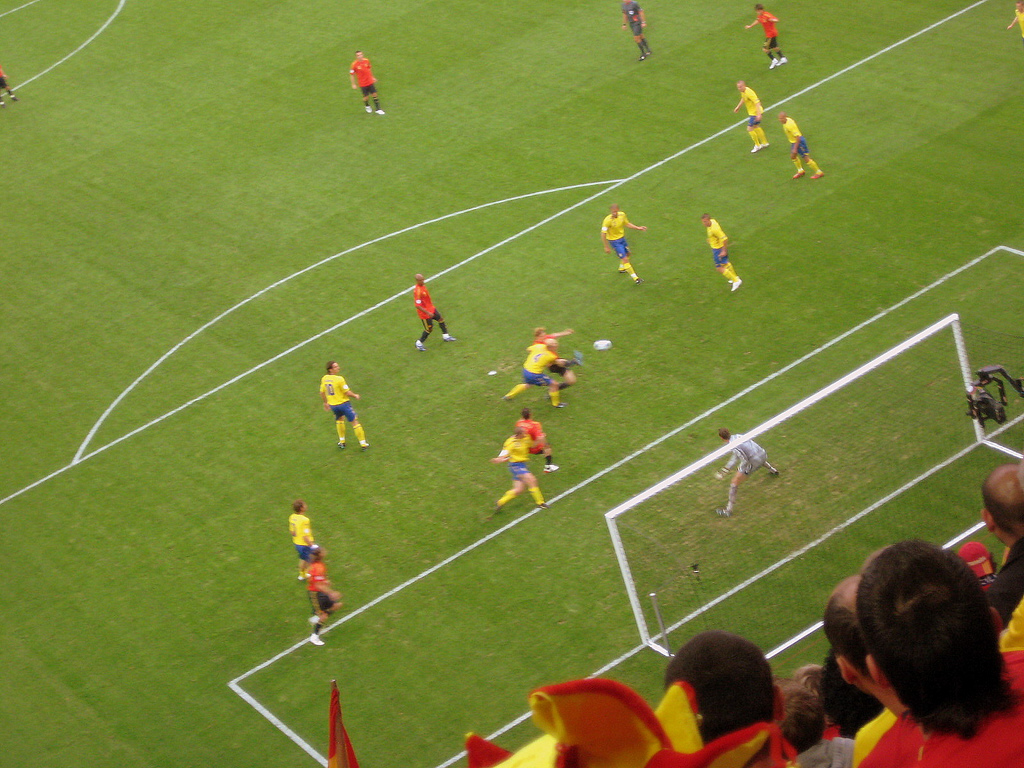 Auf dem Bild ist ein Fußball·spiel zwischen Spanien und Schweden zu sehen