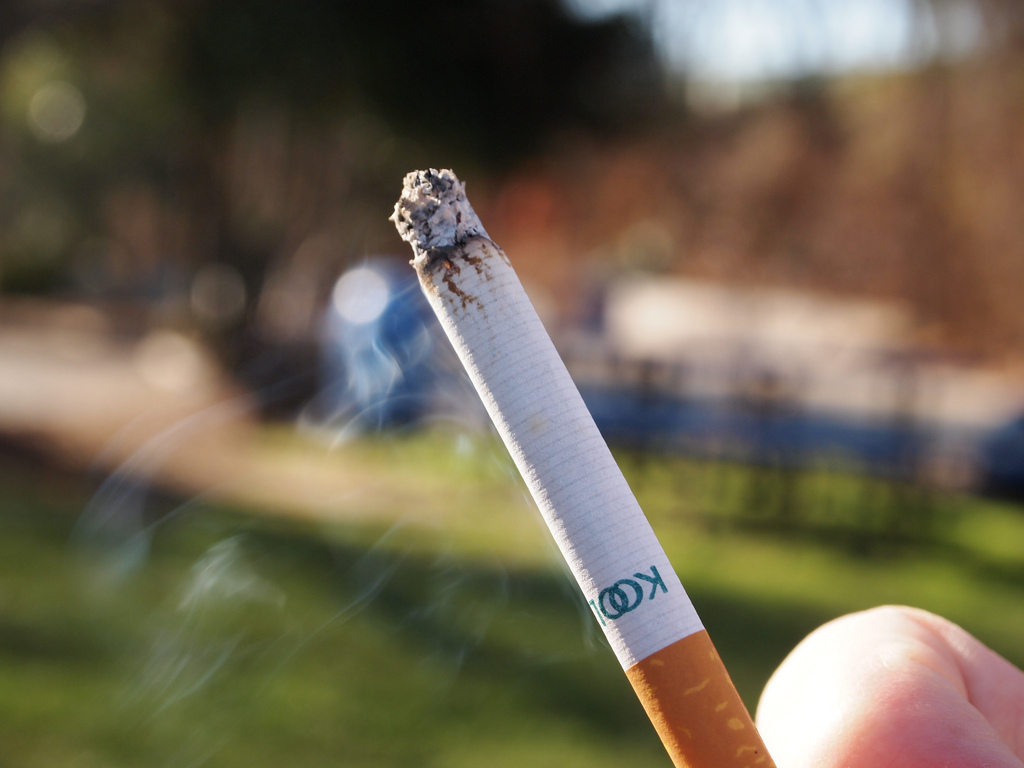 Auf dem Bild ist angezündete Zigarette zu sehen