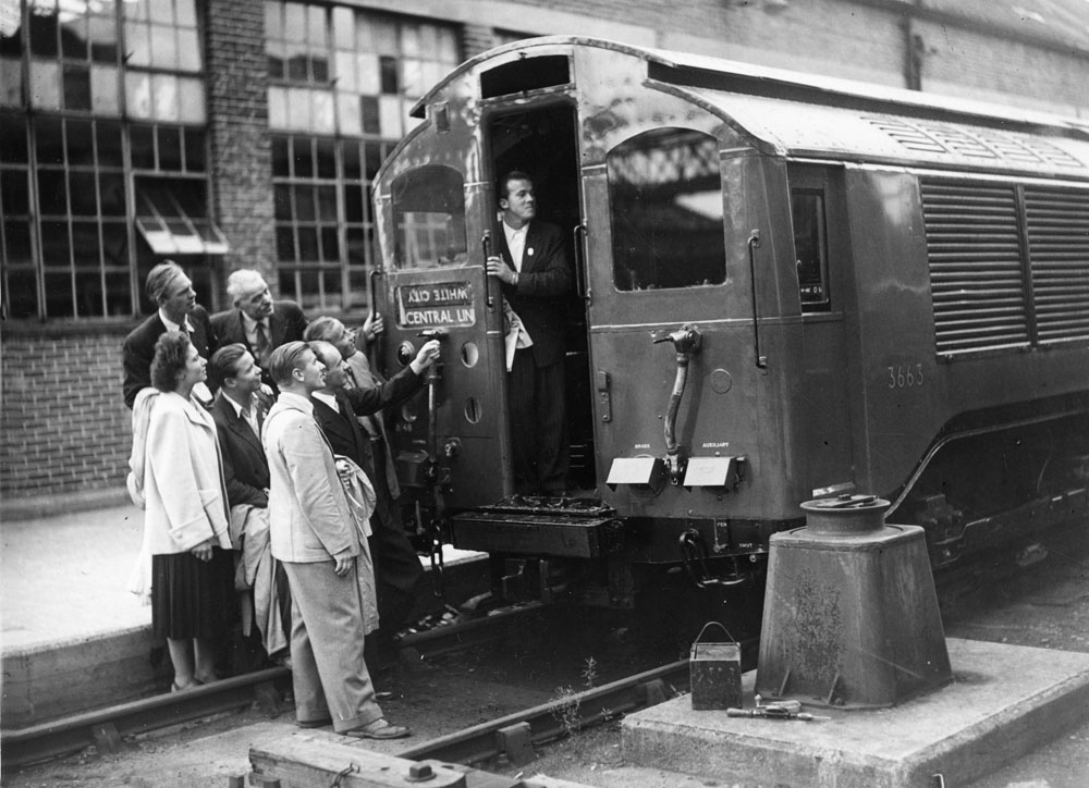 Auf dem Bild mehrere Personen beim einsteigen in einen Zug zu sehen