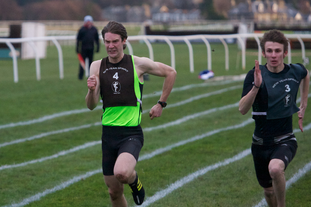 Auf dem Bild sind zwei Sportler beim Sprint zu sehen