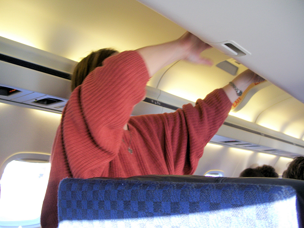 Auf dem Bild ist ein Stauraum im Flugzeug zu sehen