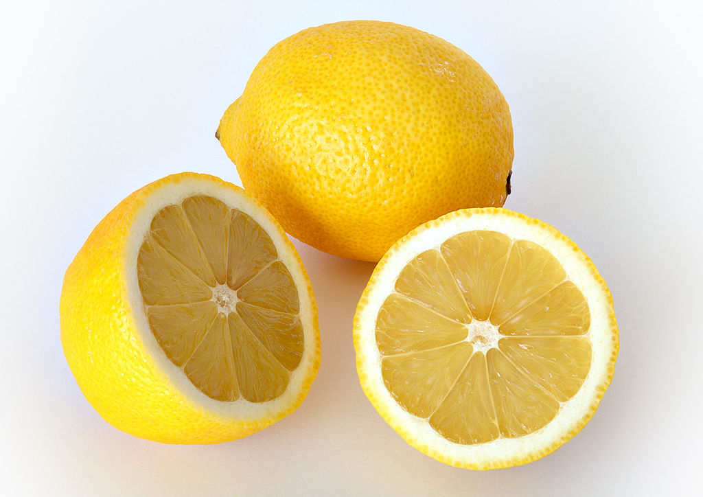 Auf dem Bild sind 2 Zitronen zu sehen