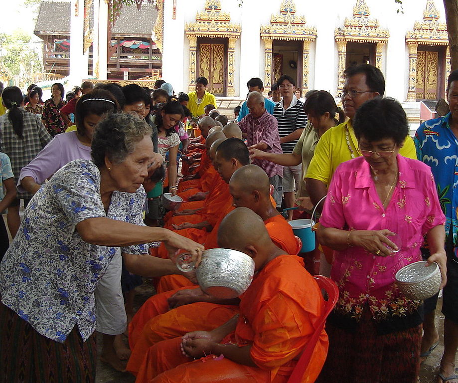 Auf dem Bild sind mehrere Menschen bei einem Songkran-Fest zu sehen