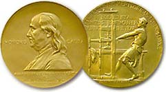 Auf dem Bild ist die Vorderseite und die Rückseite von der Pulitzer-Gold-medaille