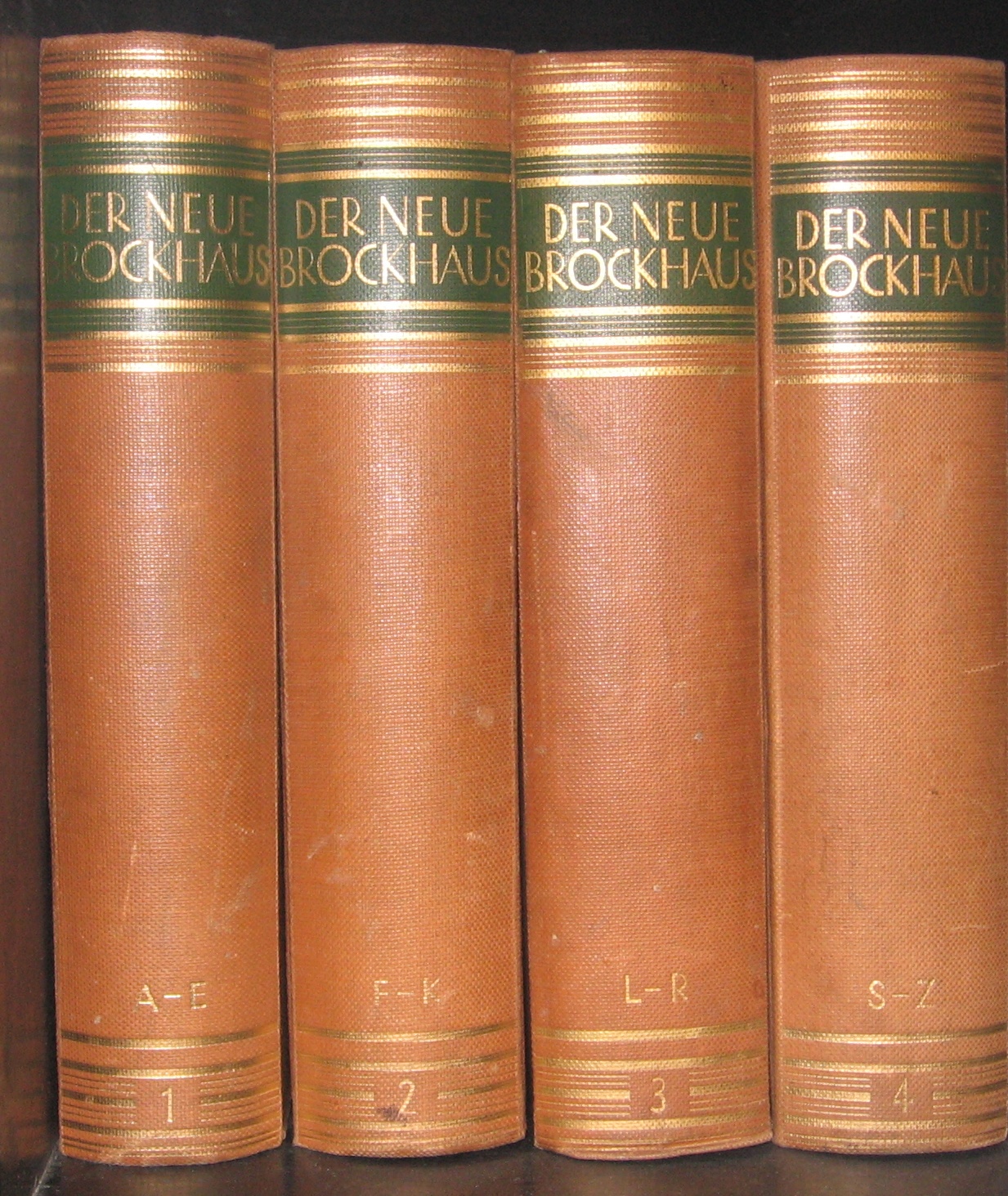 Auf dem Bild sieht man 4 Bücher des Lexikons Brockhaus