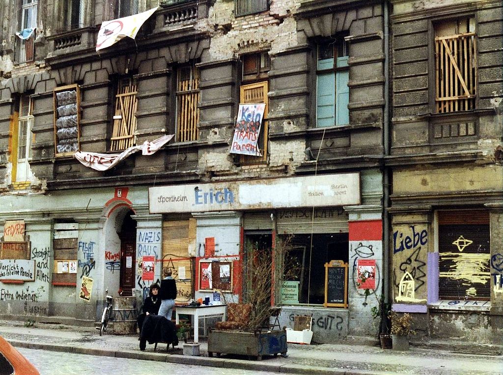 Auf dem Bild ist die Mainzer Straße in Berlin vom Jahr 1990 zu sehen