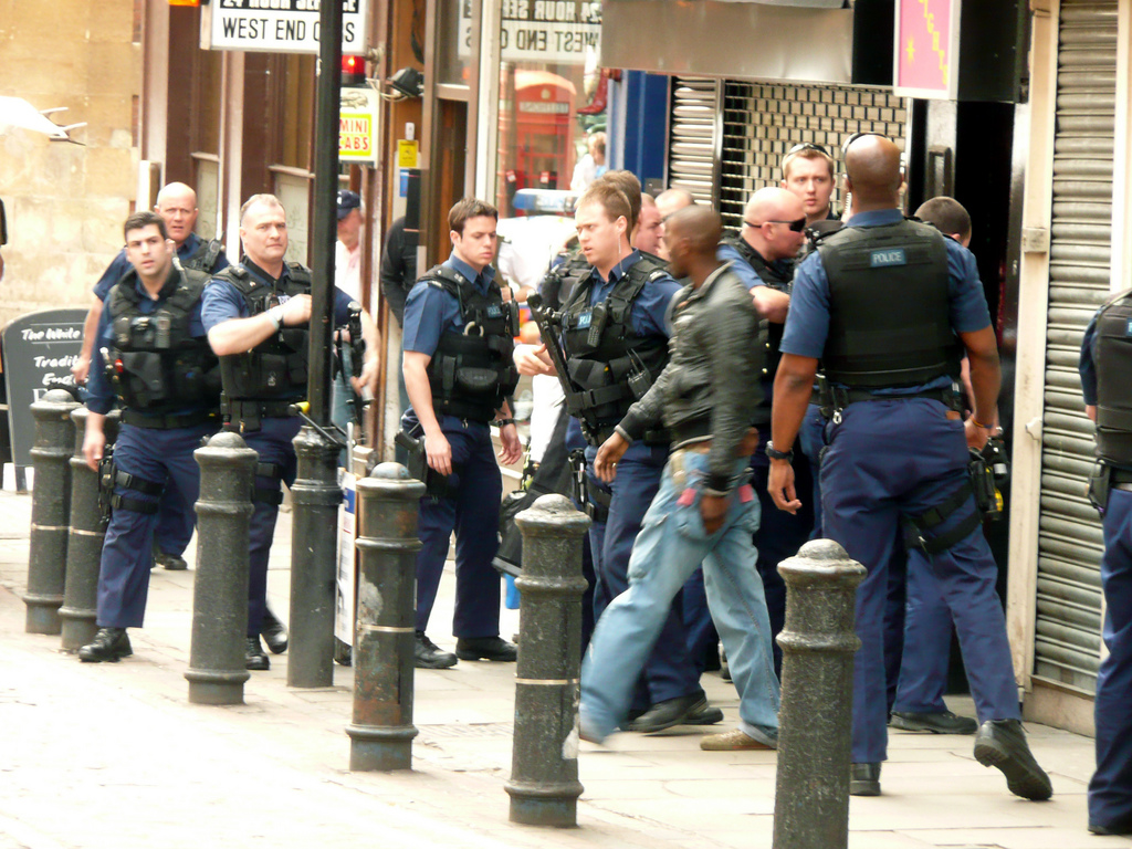 Auf dem Bild sind Polizisten bei einer Razzia zu sehen
