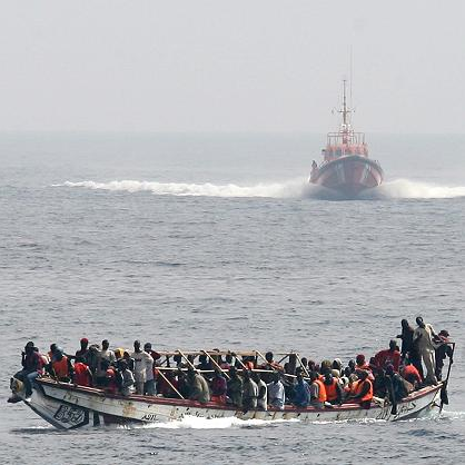 Auf dem Bild ist ein Flüchtlings·schiff zu sehen
